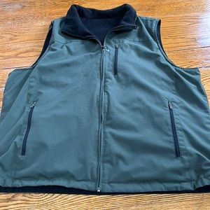 IZOD reversible men vest. Black fleece/green polyester water repellent. Size XL.
